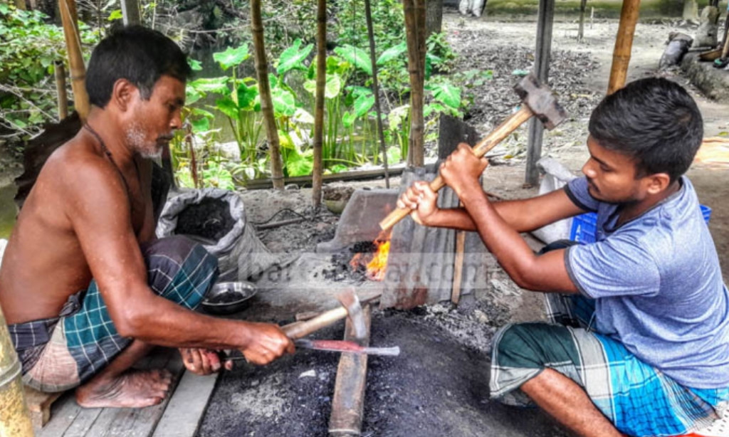 কুরবানি ঈদকে সামনে রেখে ব্যস্ত কামারা!