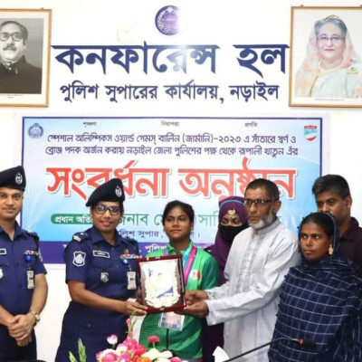 স্বর্ণপদক জয়ী রূপালীকে নড়াইলের এসপি'র সংবর্ধনা
