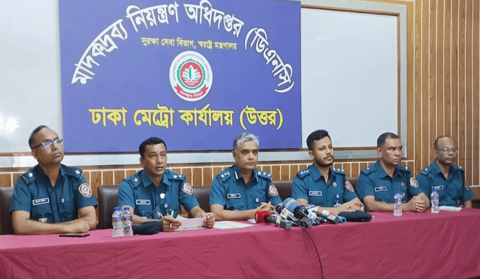 মায়ানমার নাগরিকসহ ইয়াবা নিয়ে আটক ৫