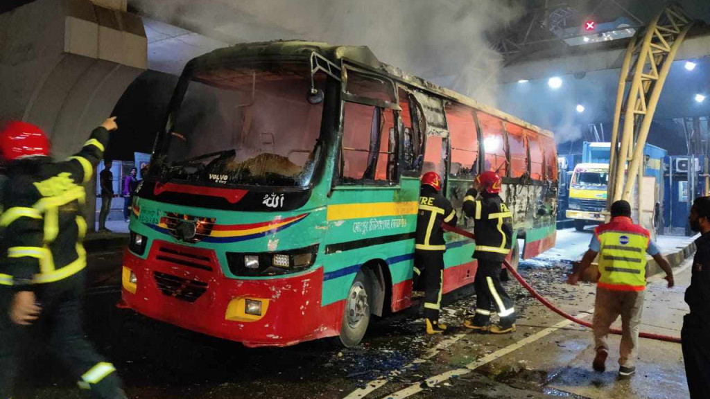 অবরোধ শুরুর আগেই ঢাকায় তিন বাসে অগ্নিসংযোগ