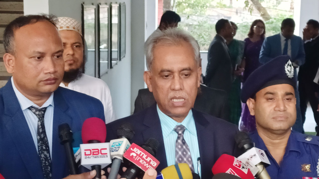 নির্বাচনে বৈশ্বিক কোনো চাপ নেই : ইসি আলমগীর