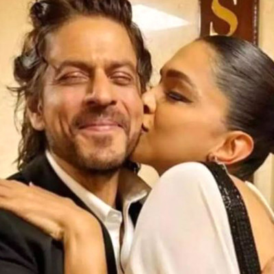 শাহরুখকে জাপটে ধরে চুম্বন দীপিকার, যে প্রতিক্রিয়া রণবীরের!