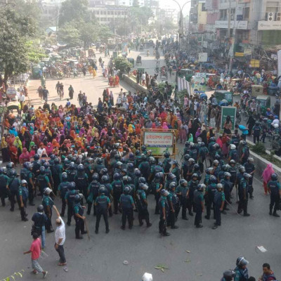 মিরপুর ১০ নম্বর থেকে সরিয়ে দেওয়া হয়েছে পোশাক শ্রমিকদের