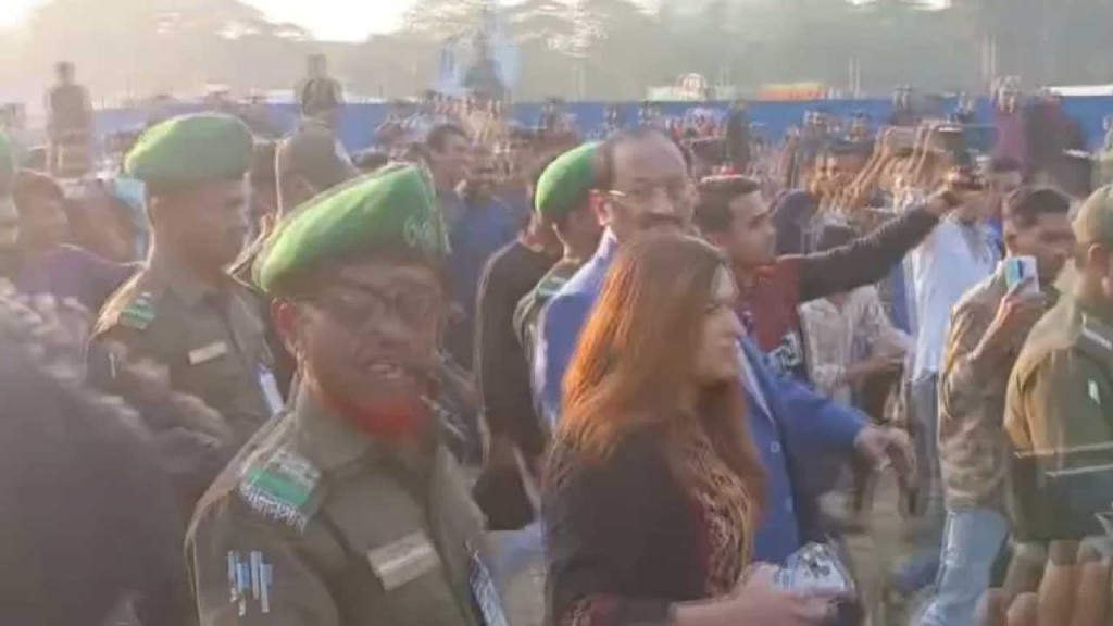 ‘ভুয়া ভুয়া’ স্লোগানে বাধ্য হয়ে বইমেলা ছাড়লেন মোশতাক-তিশা দম্পতি