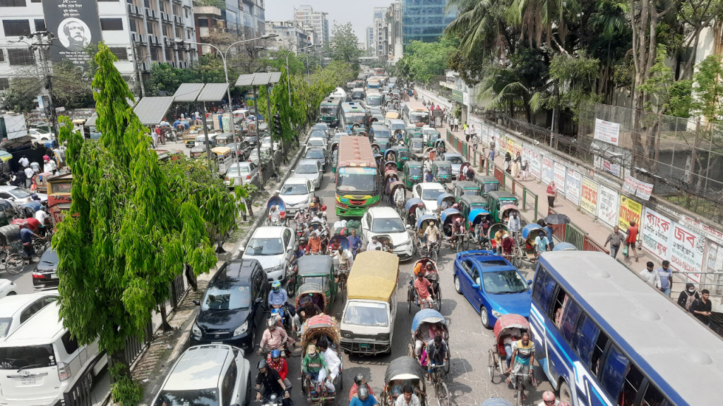 ছুটির দিনেও মিরপুর সড়কে তীব্র যানজট