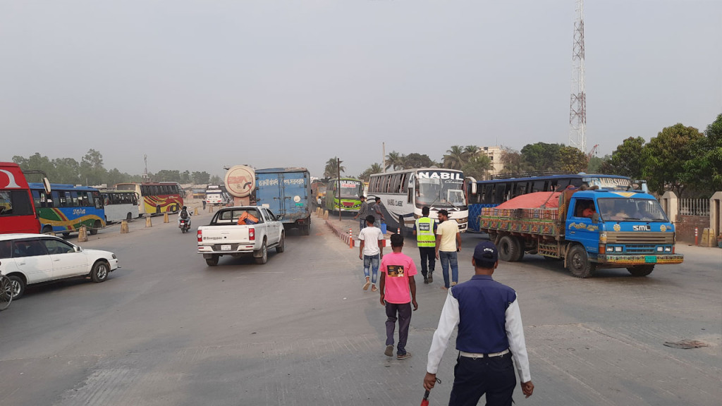 উত্তরের পথে যানবাহনের চাপ, বঙ্গবন্ধু সেতুর ঢাকাগামী লেন বন্ধ