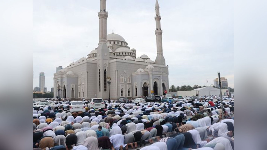 আরব আমিরাতে আনন্দ-উদ্দীপনায় ঈদের নামাজ আদায়, শুভেচ্ছা বিনিময়