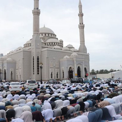 আরব আমিরাতে আনন্দ-উদ্দীপনায় ঈদের নামাজ আদায়, শুভেচ্ছা বিনিময়