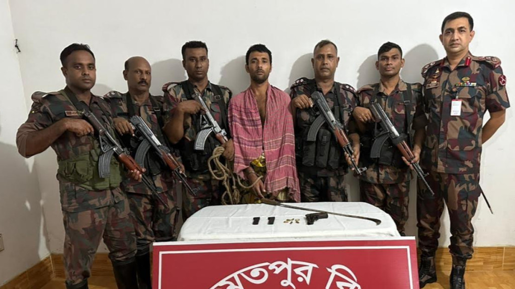 সীমান্তে পিস্তল-গুলি-দেশীয় অস্ত্রসহ চোরাকারবারি আটক