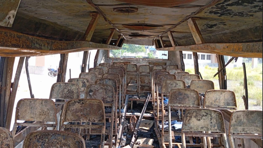 বরিশালে দাঁড়িয়ে থাকা বাসে আগুন, ভেতরে ঘুমিয়ে ছিলেন হেলপার