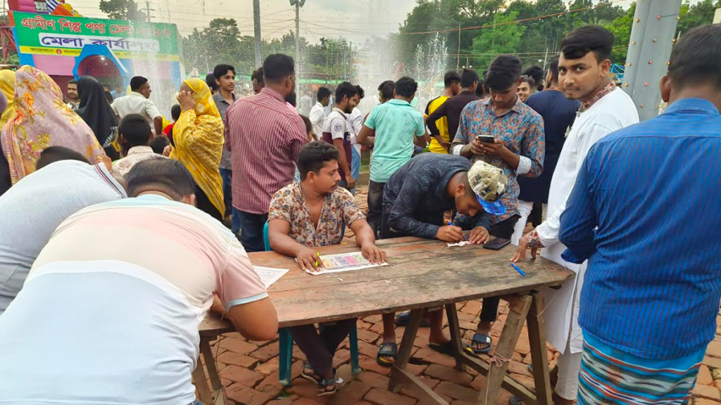 মেলার নামে অবৈধ লটারি বাণিজ্য, হাতিয়ে নেওয়া হচ্ছে লাখ লাখ টাকা