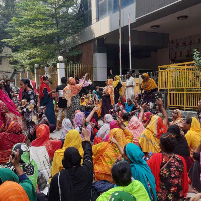 বকেয়া বেতন পরিশোধের দাবিতে শ্রম ভবন ঘেরাও