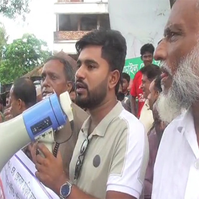 ঘুষ ছাড়া বিদ্যুৎ মেলে না”—ডিজিএমের অপসারণ দাবিতে ক্ষুব্ধ গ্রাহকদের মানববন্ধন