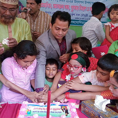 কেকে কেটে নড়াইল শিশু একাডেমিতে বঙ্গবন্ধুর জন্মবার্ষিকী পালন