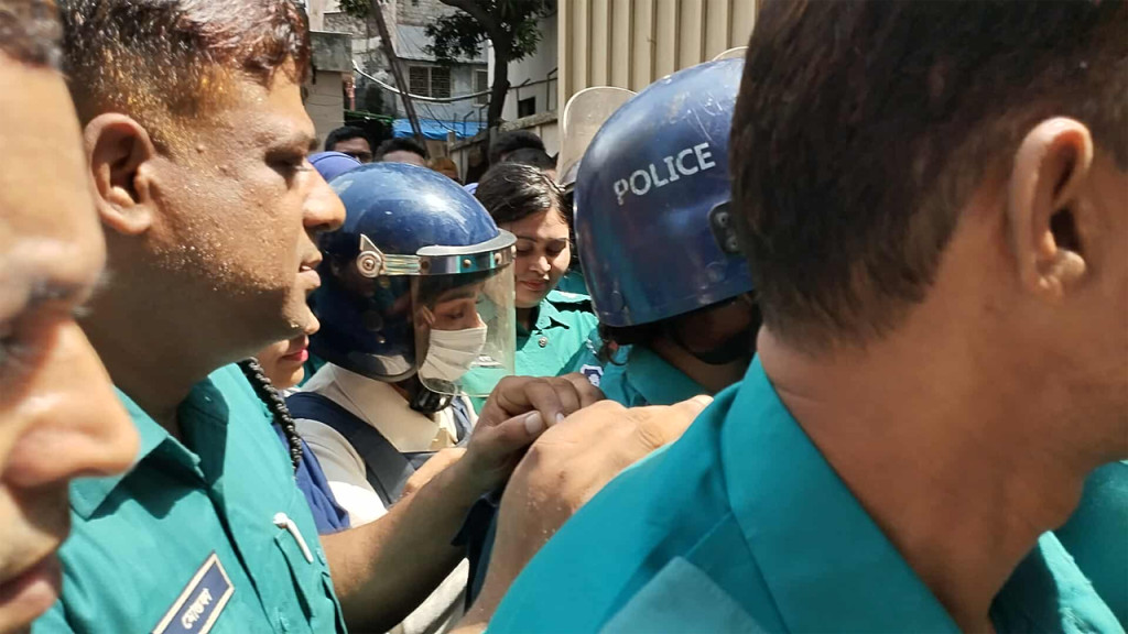 ‘বিচার প্রক্রিয়াকে প্রহসনে পরিণত করছে’