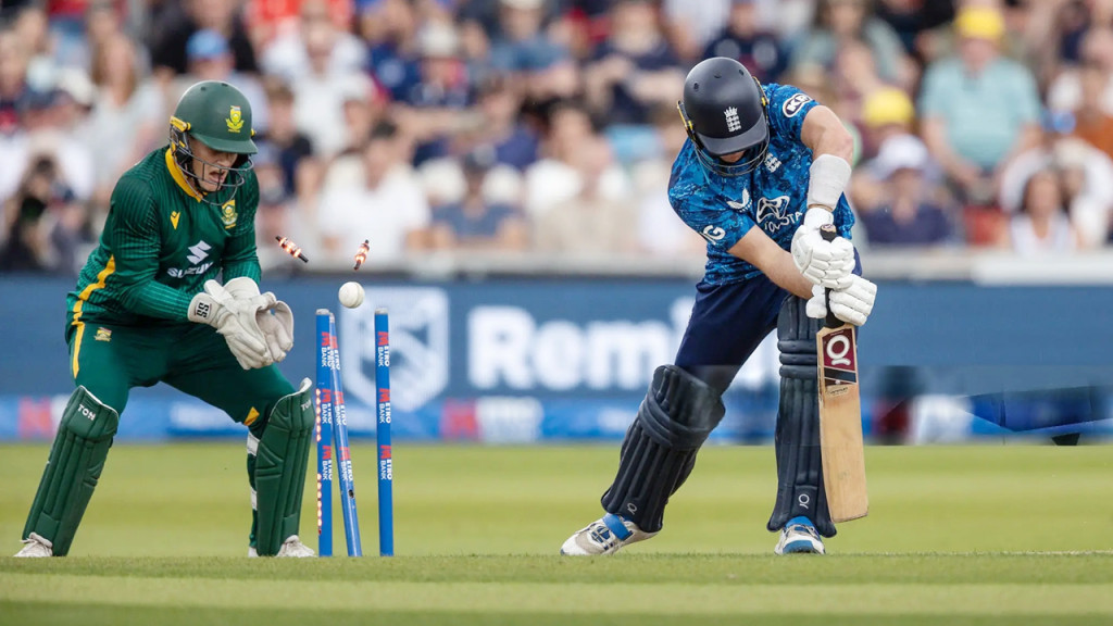 বিব্রতকর রেকর্ড গড়ে ১৩১ রানেই অলআউট ইংল্যান্ড