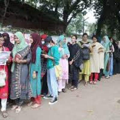 কেন্দ্রে কেন্দ্রে ভোটারদের লম্বা লাইন