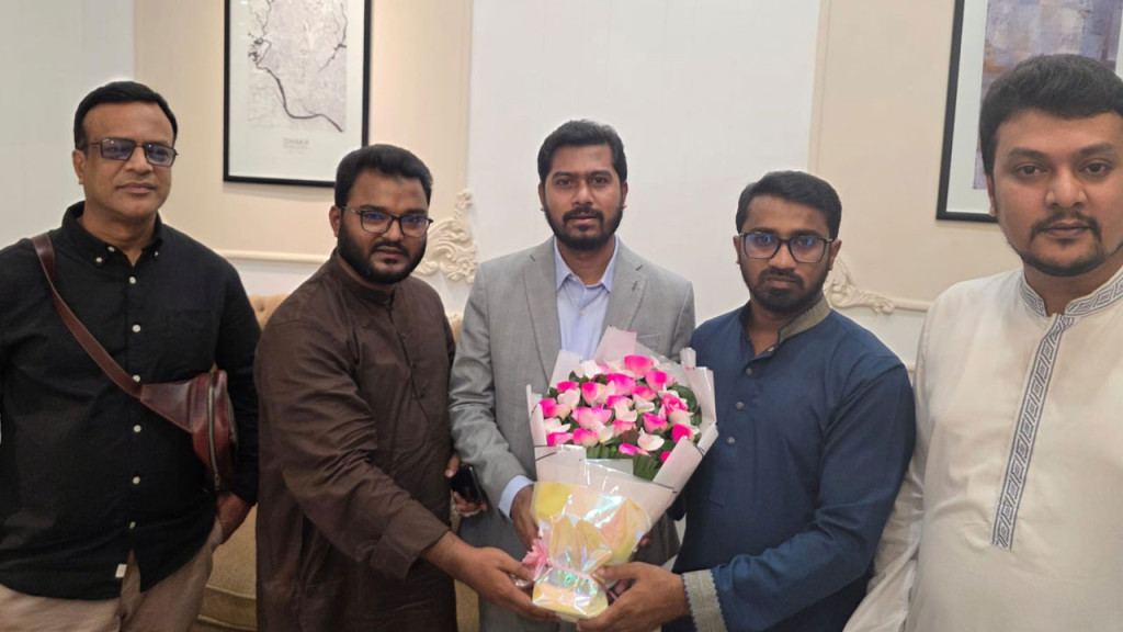 সিঙ্গাপুরে চিকিৎসা শেষে দেশে ফিরলেন নুরুল হক নুর