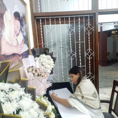 বিএনপি কার্যালয়ে শোক বইতে স্বাক্ষর করেন মেজর (অব.) অবদুল মান্নানের ছোট মেয়ে তাজরিনা মান্নান