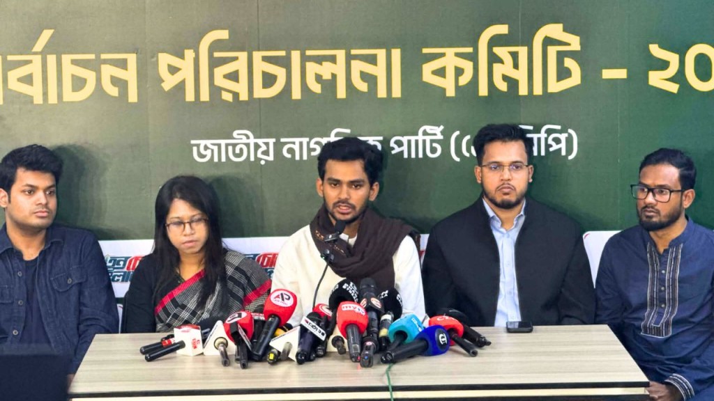 নির্বাচন ঘিরে বেশকিছু জায়গায় অস্ত্রের মজুত হচ্ছে : আসিফ মাহমুদ