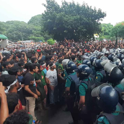 ‘লক্ষ্মী ভাইয়েরা প্লিজ শাহবাগ মোড়ে চলে যান’