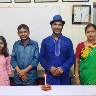 খুলনা আর্ট একাডেমিতে দশটি মোমবাতি জ্বালিয়ে চিত্রশিল্পীদের স্মরণে বিশেষ দিন পালন