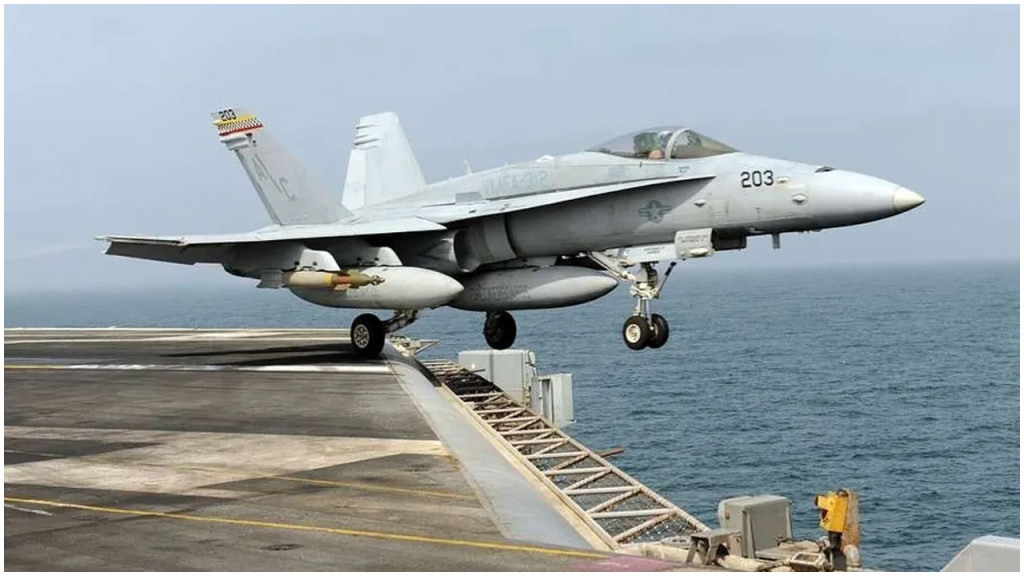 রণতরী থেকে সমুদ্রে পড়ে গেল যুক্তরাষ্ট্রের ৮১০ কোটির বিমান