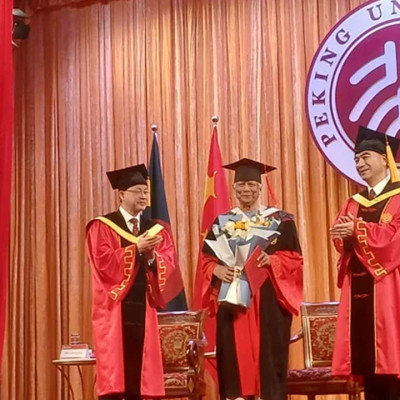 অধ্যাপক ইউনূসকে সম্মানসূচক ডক্টরেট ডিগ্রি দিল পিকিং বিশ্ববিদ্যালয়