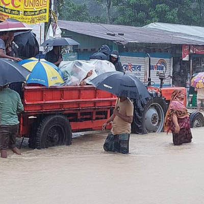 বিদ্যুৎ বিচ্ছিন্ন ফেনী, বানভাসি মানুষের দুর্ভোগ চরমে