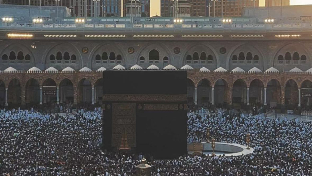 মক্কার কাবায় ইফতার করছেন সাধারণ মানুষ