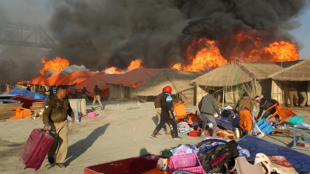 ভারতে কুম্ভ মেলায় বিস্ফোরণের পর ভয়াবহ আগুন