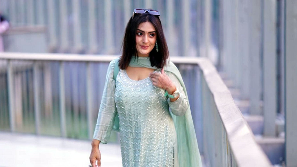 অপহরণের চেষ্টা, গাড়ি থেকে লাফিয়ে প্রাণে বাঁচলেন নায়িকা নিঝুম