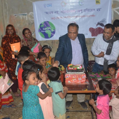 চট্টগ্রামে বস্তিতে মশারি ও স্যানিটারি ন্যাপকিন বিতরণ