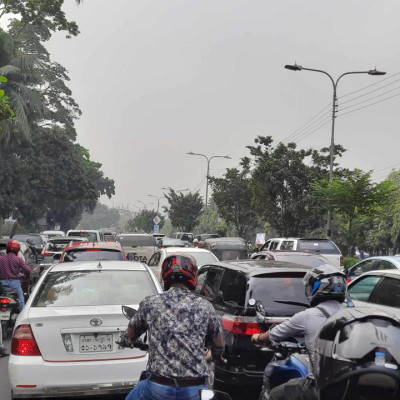 রাজনৈতিক কর্মসূচি ঘিরে ঢাকার রাস্তায় যানজটের দুর্ভোগ