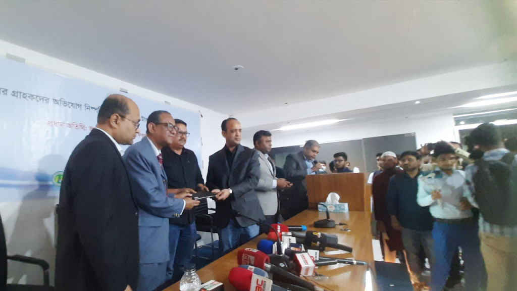 টাকার টেনশনে দুইবার স্ট্রোক করেছি : ইভ্যালি গ্রাহক