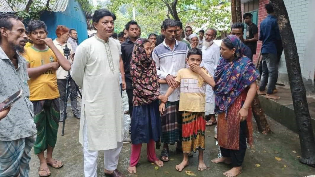 মা ও দুই ভাইকে হারিয়ে অথৈ সাগরে তারা