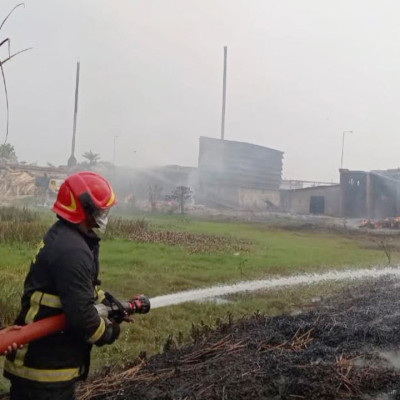 খুলনায় কার্বন ফ্যাক্টরিতে আগুন
