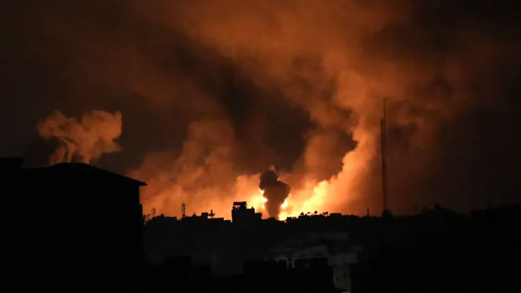 হঠাৎ মুহুর্মুহু বোমা বর্ষণে বিশ্ব থেকে বিচ্ছিন্ন গাজা