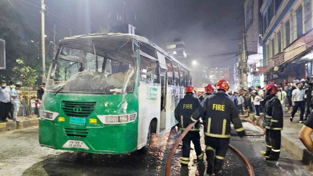 ৩০ মিনিটে রাজধানীতে তিন বাসে আগুন