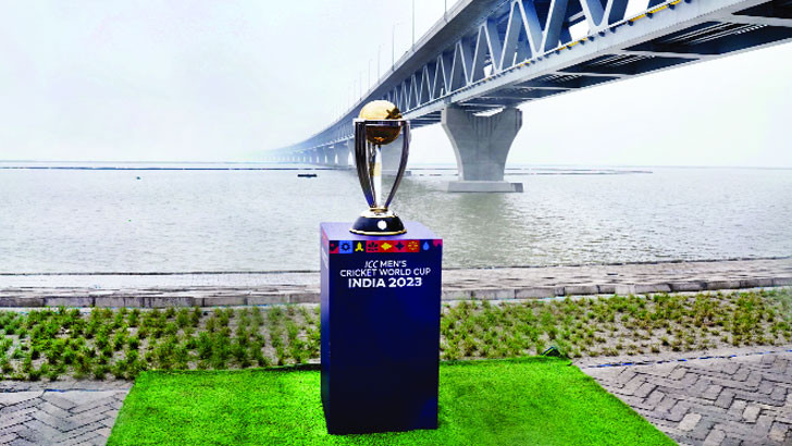 বৃষ্টিস্নাত পদ্মা সেতুতে বিশ্বকাপ ট্রফি
