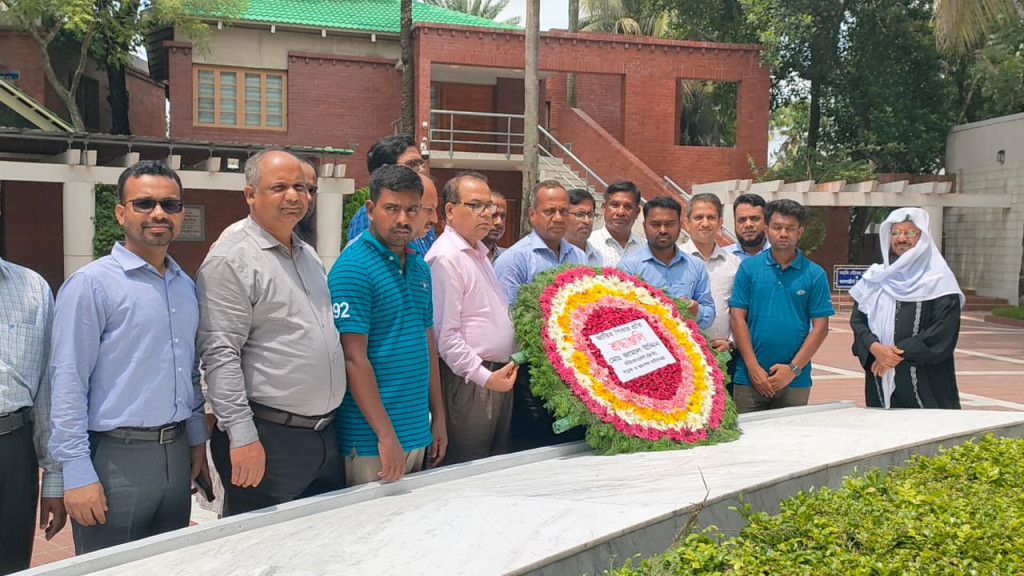 বঙ্গবন্ধুর সমাধিতে সওজ এর অতিরিক্ত প্রধান প্রকৌশলী মো. জামাল উদ্দিনের শ্রদ্ধা