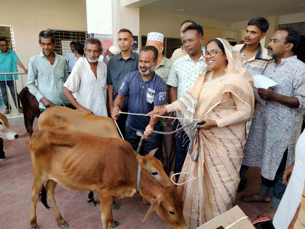দু:স্থ ও অসহায় পরিবারকে স্বাবলম্বী করতে নড়াইল পৌর মেয়রের ব্যতিক্রমী উদ্যোগ