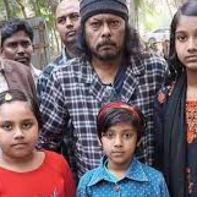 নড়াইলে প্রয়াত বিশুর বাড়িতে জেমস