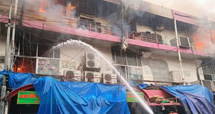 ঢাকায় নিউমার্কেটের নিউ সুপার মার্কেট আগুন নিয়ন্ত্রণে