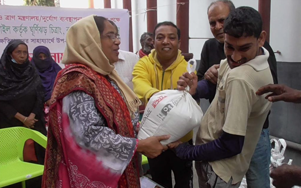 নড়াইল পৌরসভায় প্রাকৃতিক দুর্যোগে ক্ষতিগ্রস্থদের সাহায্যার্থে জিআর’ এর চাল বিতরণ