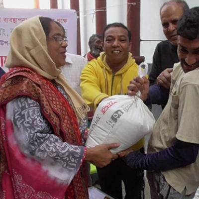নড়াইল পৌরসভায় প্রাকৃতিক দুর্যোগে ক্ষতিগ্রস্থদের সাহায্যার্থে জিআর’ এর চাল বিতরণ