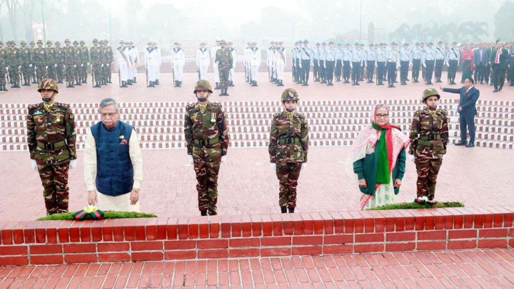 বিজয় দিবসে জাতীয় স্মৃতিসৌধে রাষ্ট্রপতি-প্রধানমন্ত্রীর শ্রদ্ধা