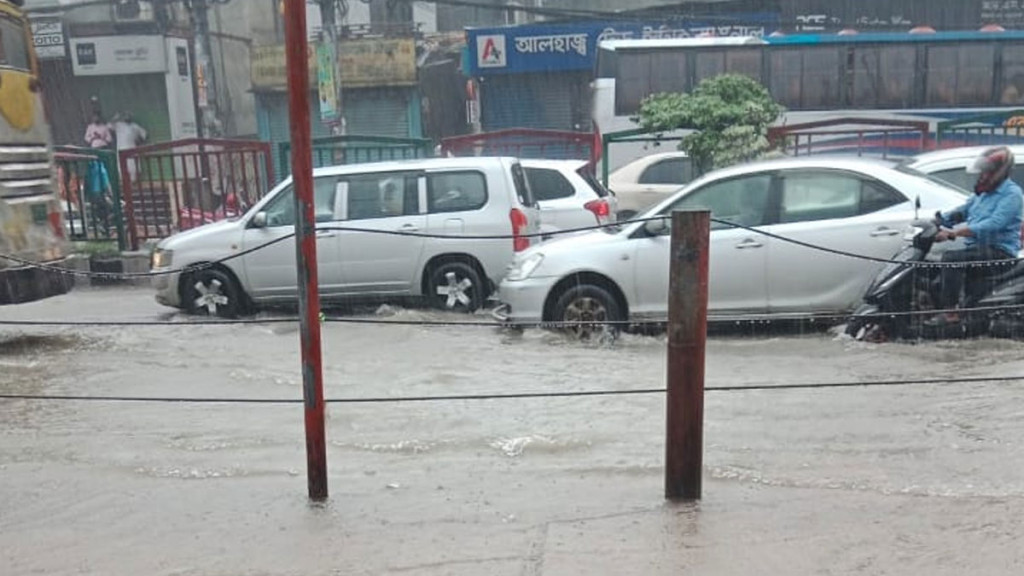 দেড় ঘণ্টার বৃষ্টিতে ডুবেছে ঢাকার সড়ক-অলিগলি