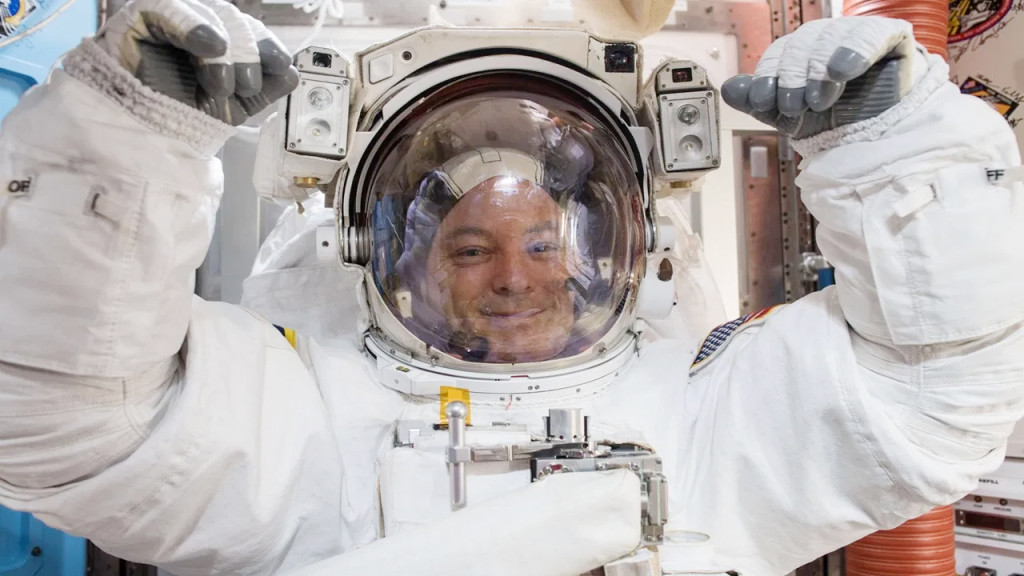 ‘স্পেস স্যুট’ ছাড়া মহাকাশে কতক্ষণ বাঁচবেন নভোচারীরা?