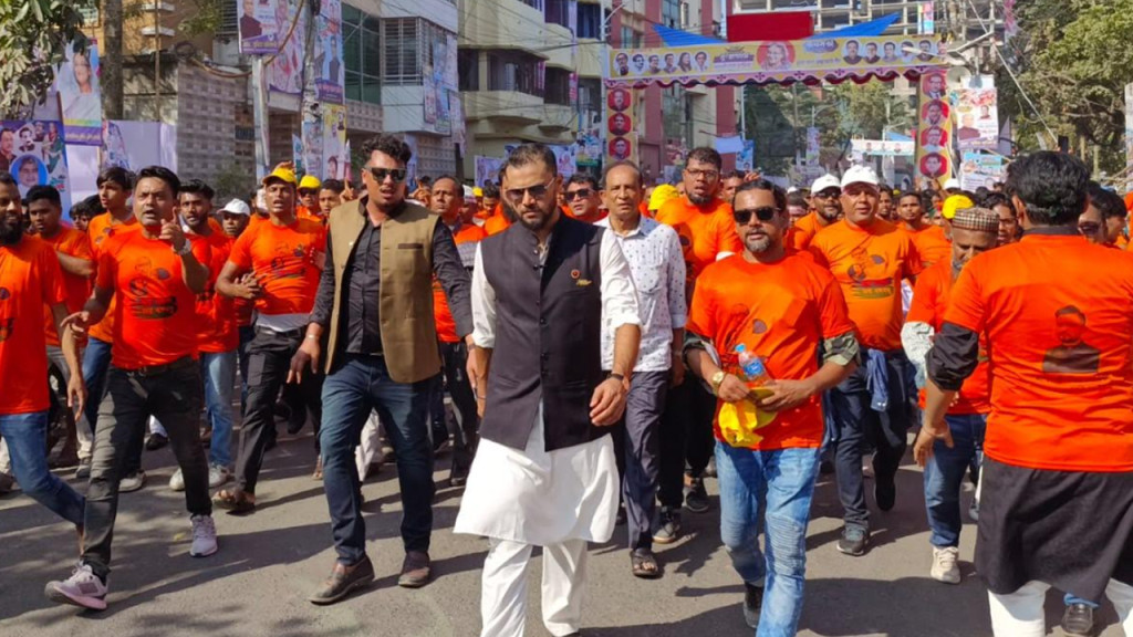 নেতাকর্মীদের নিয়ে খুলনার সমাবেশে মাশরাফি